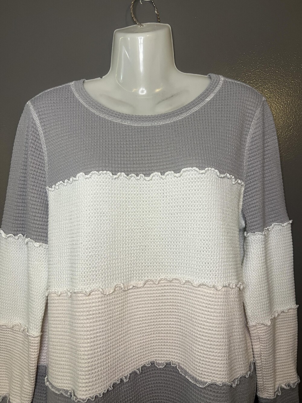 Doe & Rae Sweater Womens Medium Gray Colorblock Waffle Knit Ruffle Pullover